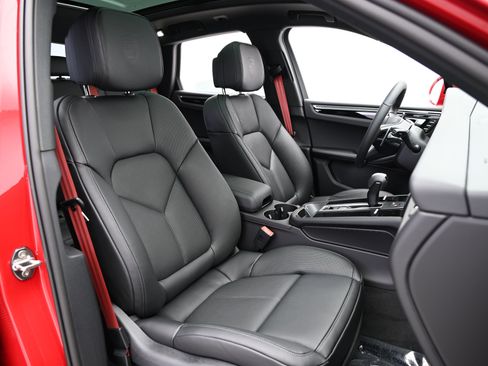 Used 2025 Porsche Macan image 31