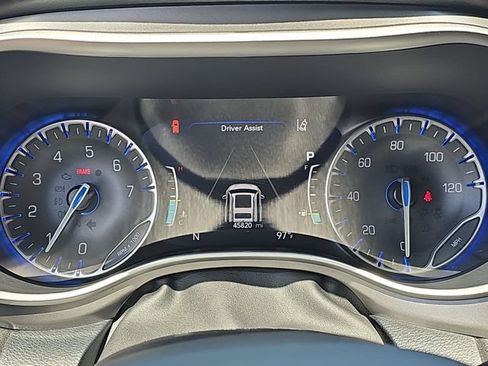 Used 2025 Chrysler Pacifica Select FWD image 12