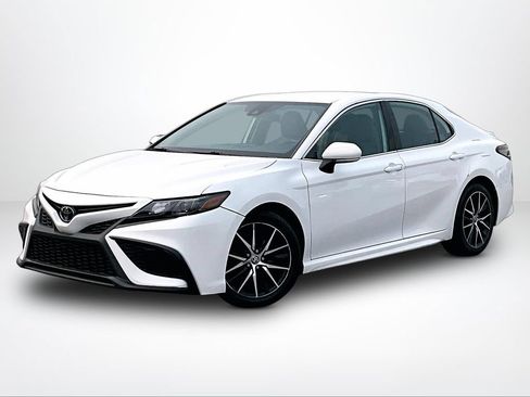 Used 2022 Toyota Camry SE FWD image 2