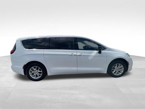 Used 2024 Chrysler Pacifica Touring-L FWD image 13