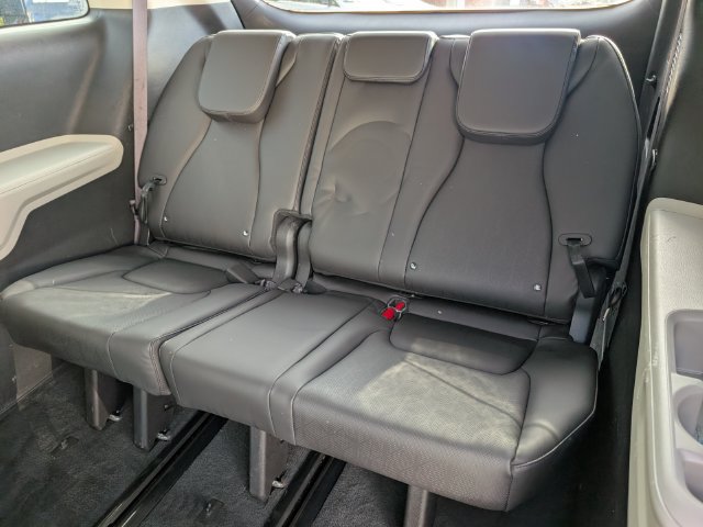 Used 2022 Kia Carnival LX FWD image 13