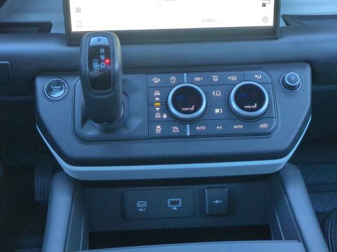 Used 2023 Land Rover Defender 130 X-Dynamic SE image 22