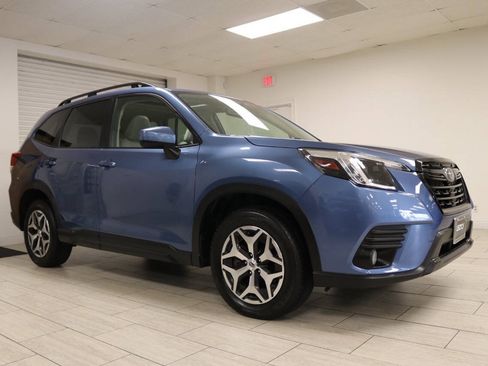 Used 2022 Subaru Forester Premium AWD/4WD image 5