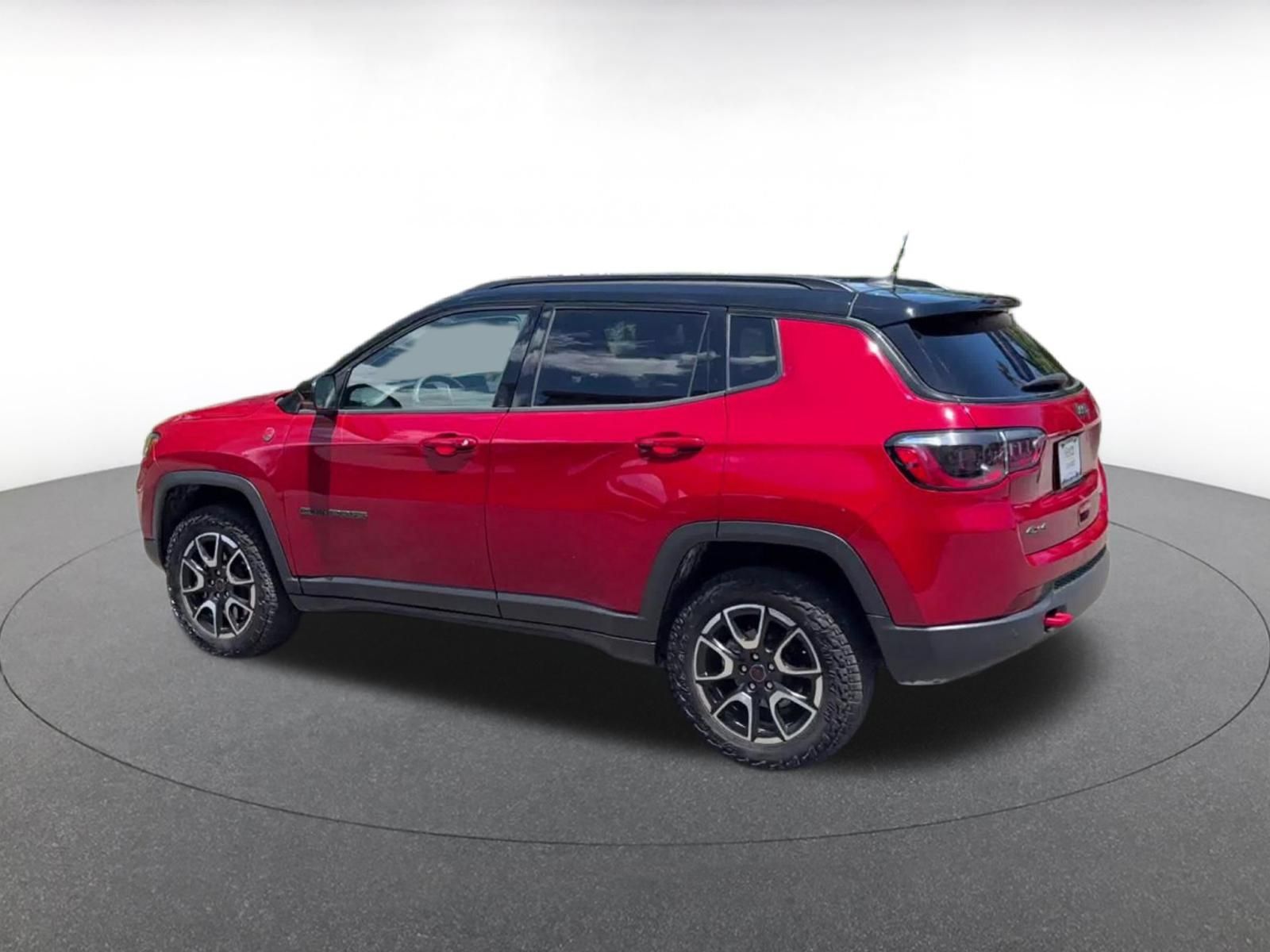 Used 2025 Jeep Compass Trailhawk AWD/4WD image 8