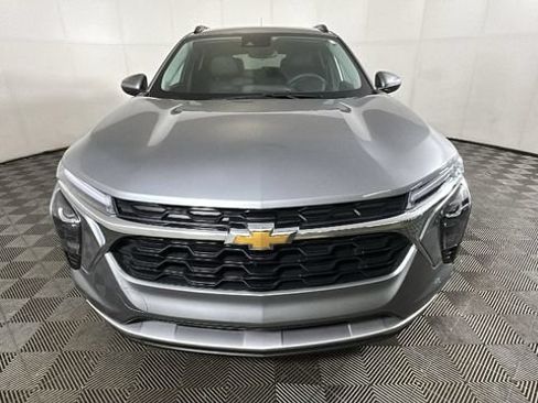 Used 2025 Chevrolet Trax LT FWD image 7
