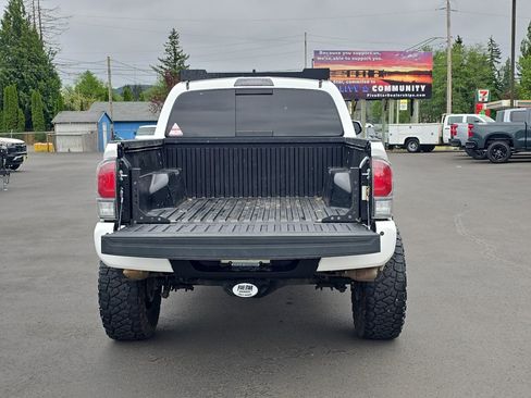 Used 2021 Toyota Tacoma TRD Off-Road w/ Technology Package AWD/4WD image 9