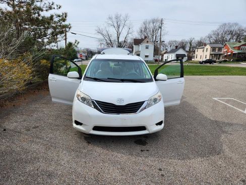 Used 2014 Toyota Sienna LE image 9