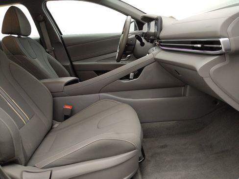 Used 2025 Hyundai Elantra SEL FWD image 21