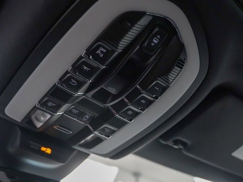 Certified 2025 Porsche Macan image 28