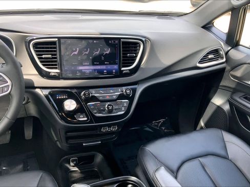 Used 2025 Chrysler Pacifica Select FWD image 7