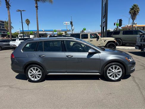 Used 2017 Volkswagen Golf SE image 43