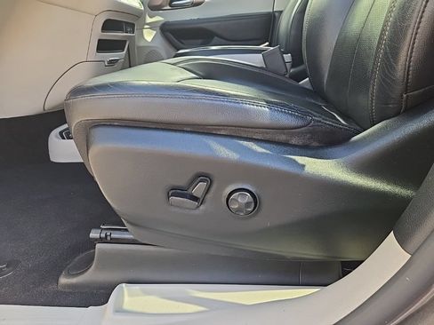 Used 2019 Chrysler Pacifica Touring-L FWD image 25