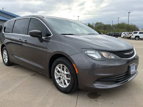 Used 2017 Chrysler Pacifica Touring image 27