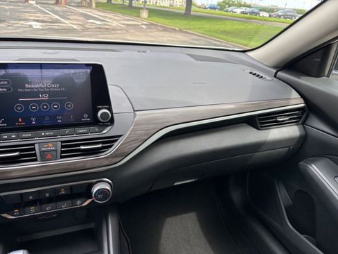 Used 2025 Nissan Altima 2.5 SV FWD image 30