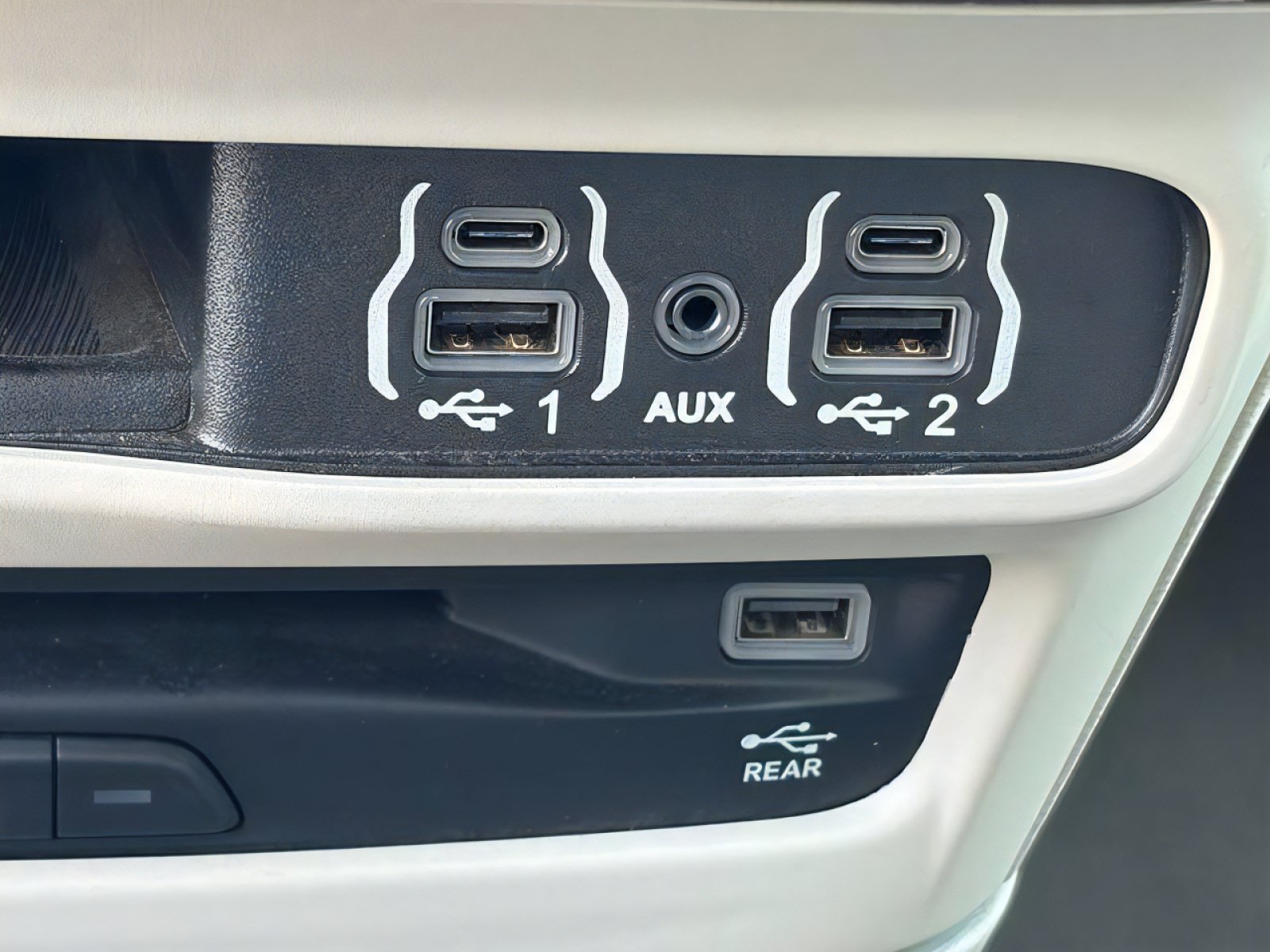 Used 2021 Chrysler Pacifica Touring-L w/ Uconnect Theater Family Group FWD image 31