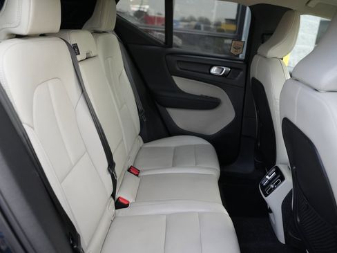 Used 2021 Volvo XC40 T5 Momentum w/ Premium Package image 39