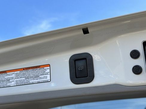 Used 2015 Toyota Sienna SE image 18