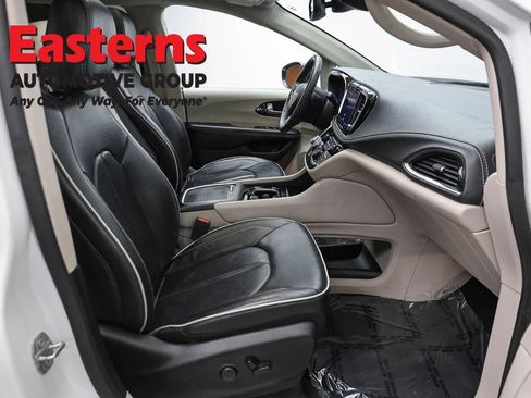 Used 2023 Chrysler Pacifica Limited FWD image 23