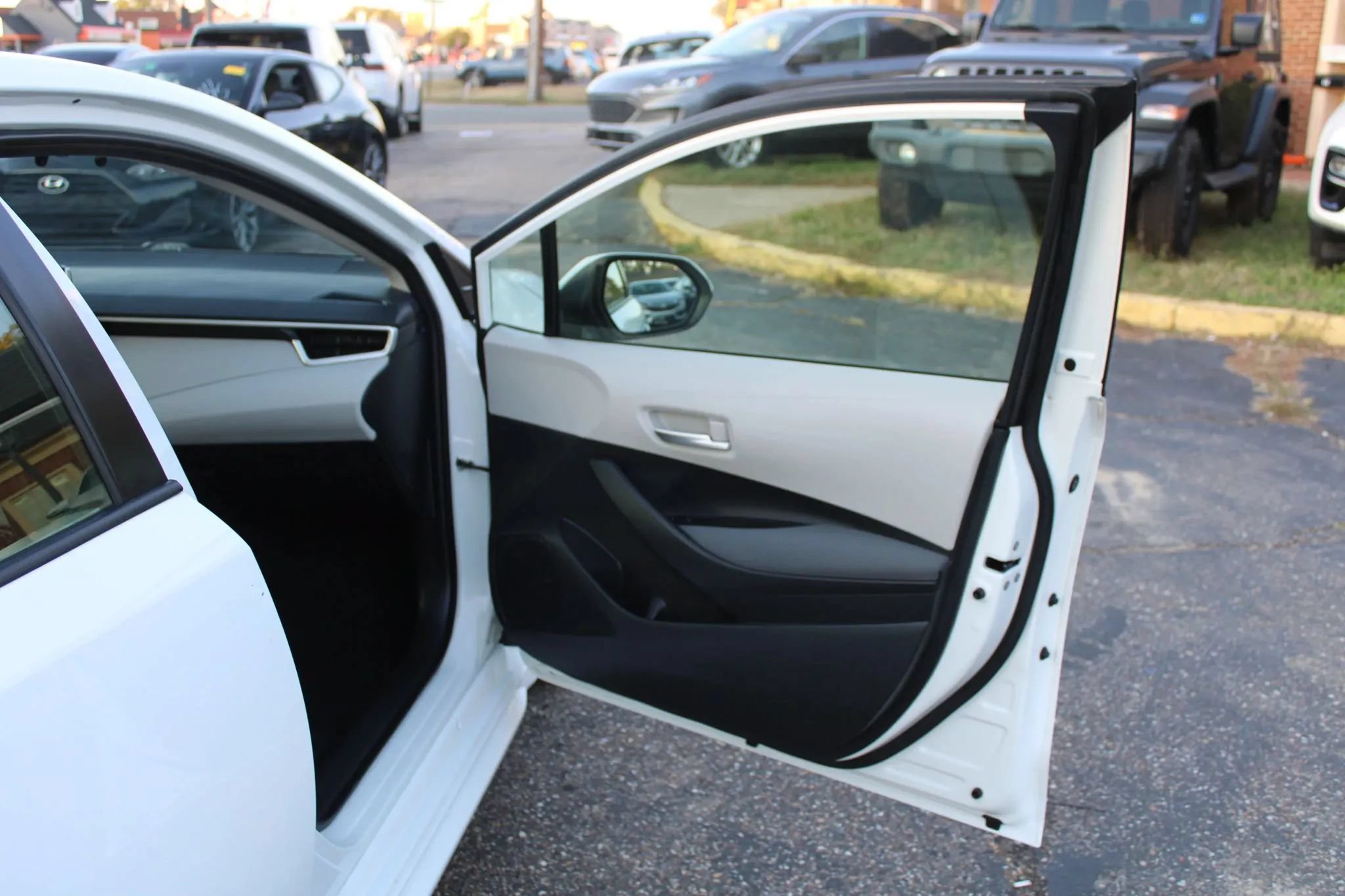 Used 2021 Toyota Corolla LE FWD image 11