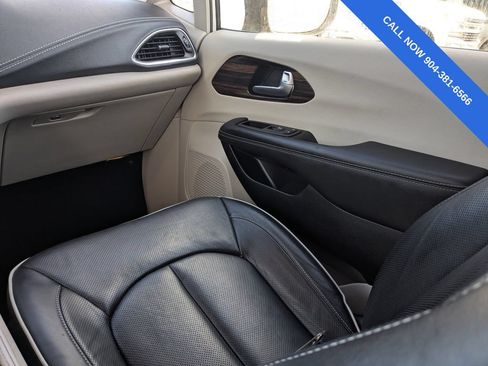 Used 2024 Chrysler Pacifica Limited FWD image 17
