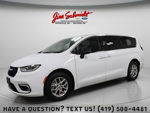Used 2025 Chrysler Pacifica Select FWD image 1
