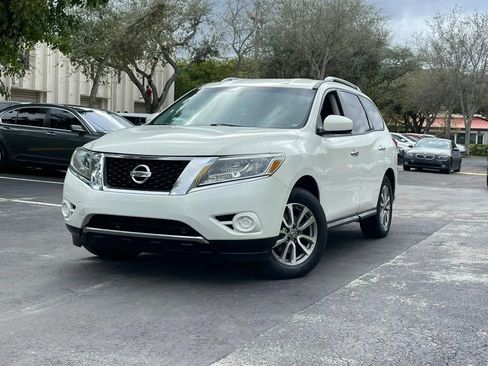 Used 2013 Nissan Pathfinder SV FWD image 2