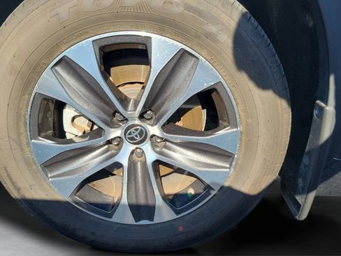 Used 2023 Toyota Highlander XLE image 3