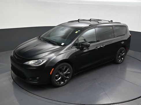 Used 2019 Chrysler Pacifica Limited w/ Advanced Safetytec Group FWD image 16