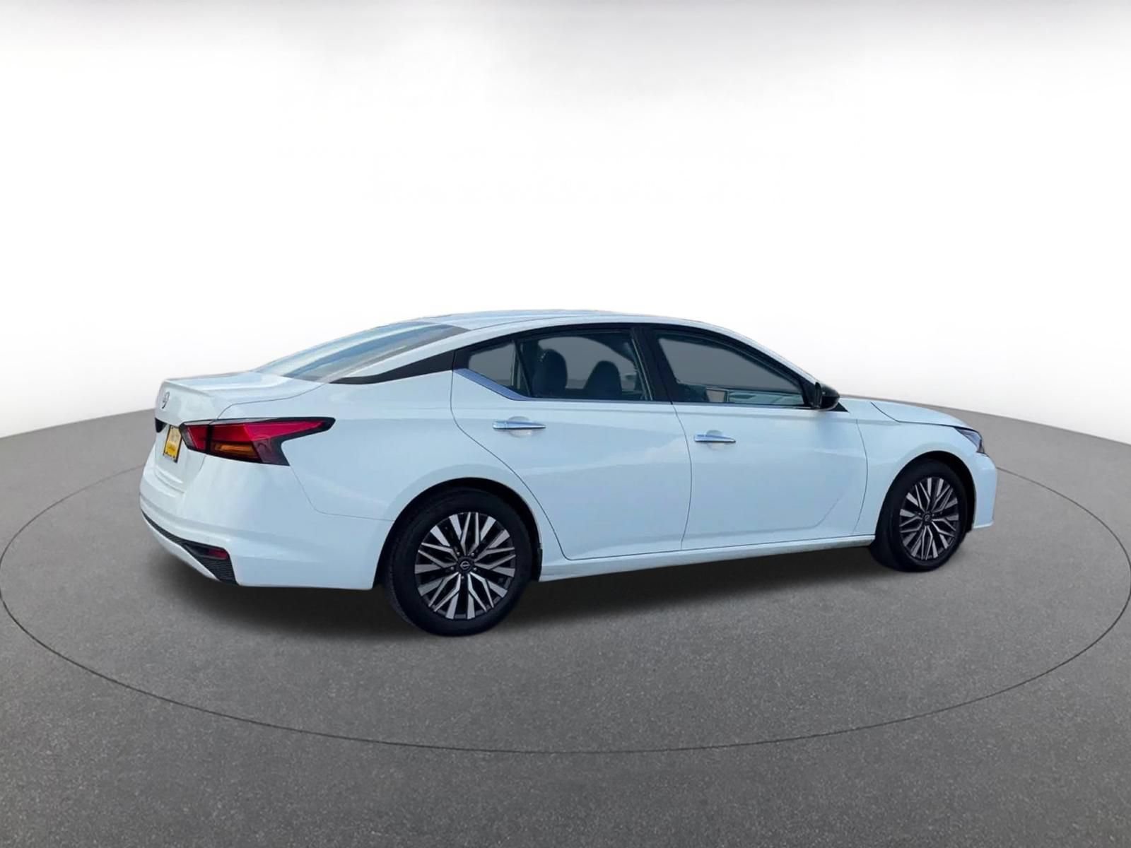 Used 2025 Nissan Altima 2.5 SV FWD image 14