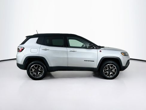 Used 2025 Jeep Compass Trailhawk AWD/4WD image 10
