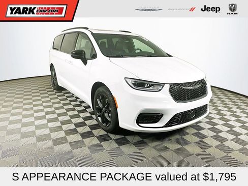 New 2026 Chrysler Pacifica Limited w/ S Appearance Package FWD image 1