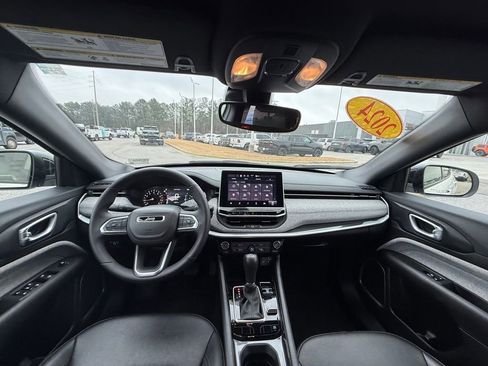 Used 2024 Jeep Compass Latitude image 12