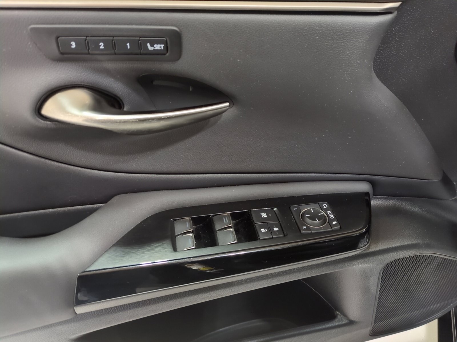 Used 2023 Lexus ES 350 Ultra Luxury w/ Accessory Package (Z1) FWD image 18