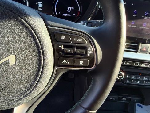 Certified 2022 Kia Niro EX Premium w/ Cold Weather Package FWD image 17