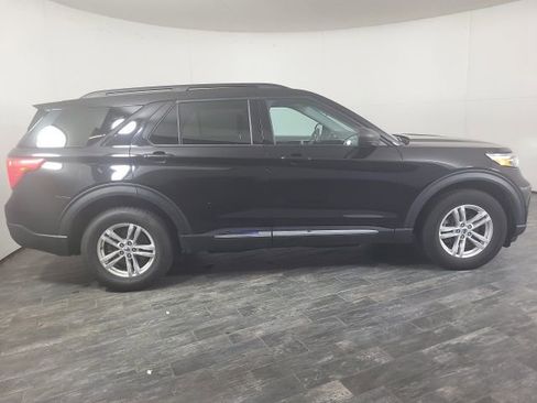 Used 2023 Ford Explorer XLT image 3