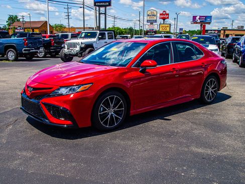 Used 2023 Toyota Camry SE w/ Cold Weather Package FWD image 3