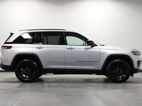 Used 2025 Jeep Grand Cherokee Altitude AWD/4WD image 3