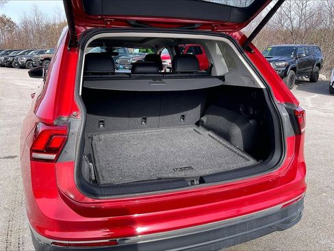 Used 2024 Volkswagen Tiguan SE image 35