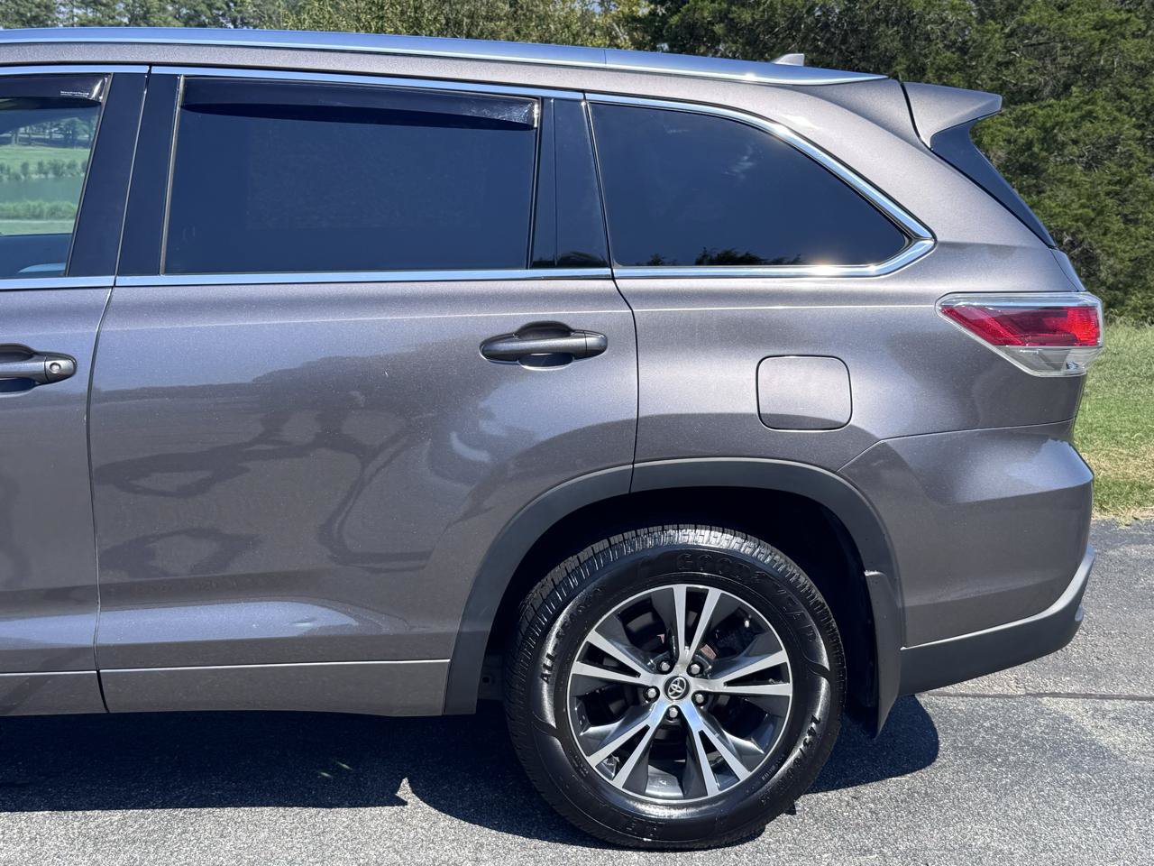 Used 2016 Toyota Highlander XLE AWD/4WD image 9