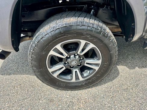 Used 2019 Toyota Tacoma TRD Sport w/ Technology Package AWD/4WD image 31