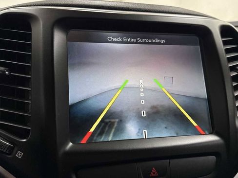 Used 2018 Jeep Cherokee Latitude Plus w/ Comfort/Convenience Group image 19