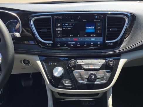 Used 2024 Chrysler Pacifica Limited FWD image 15
