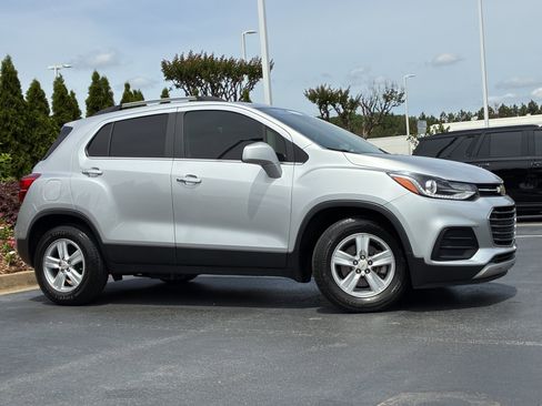 Used 2020 Chevrolet Trax LT w/ LT Convenience Package FWD image 3