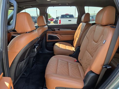 Used 2025 Kia Telluride AWD image 11