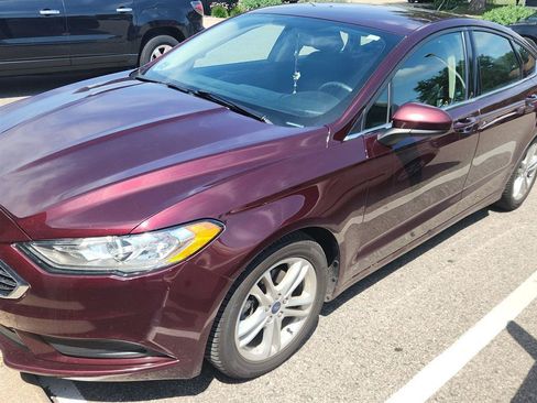 Used 2018 Ford Fusion SE w/ Fusion SE Technology Package FWD image 9