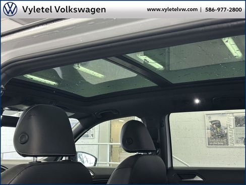 Used 2021 Volkswagen Tiguan SE R-Line image 17