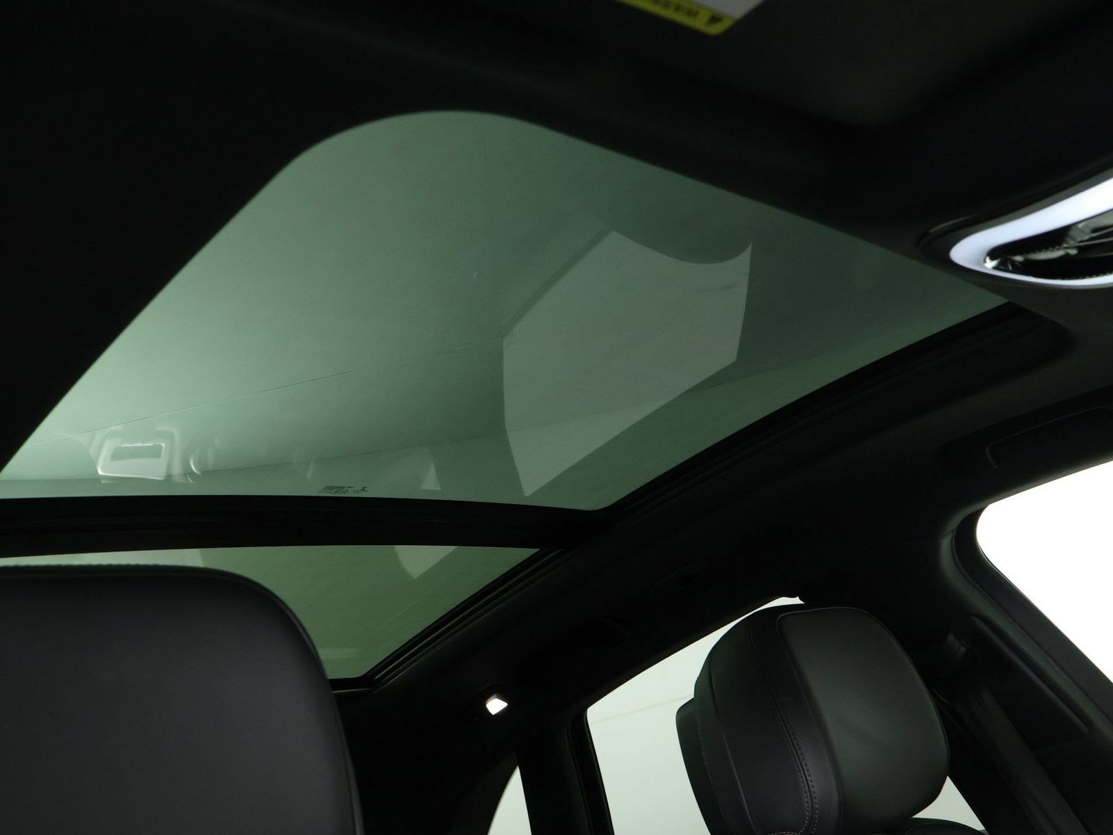 Certified 2021 Porsche Macan AWD/4WD image 25