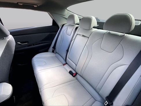 Certified 2025 Hyundai Elantra Limited FWD image 19