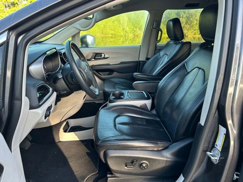 Used 2022 Chrysler Pacifica Touring-L image 15