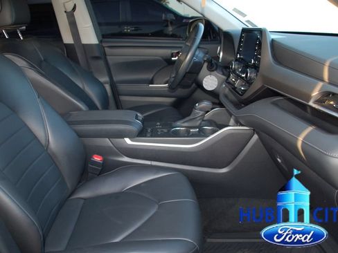 Used 2022 Toyota Highlander XLE FWD image 16